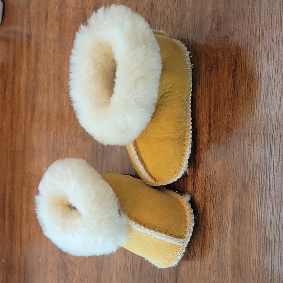 NWOT Infant moccasins - Picture 2 of 4